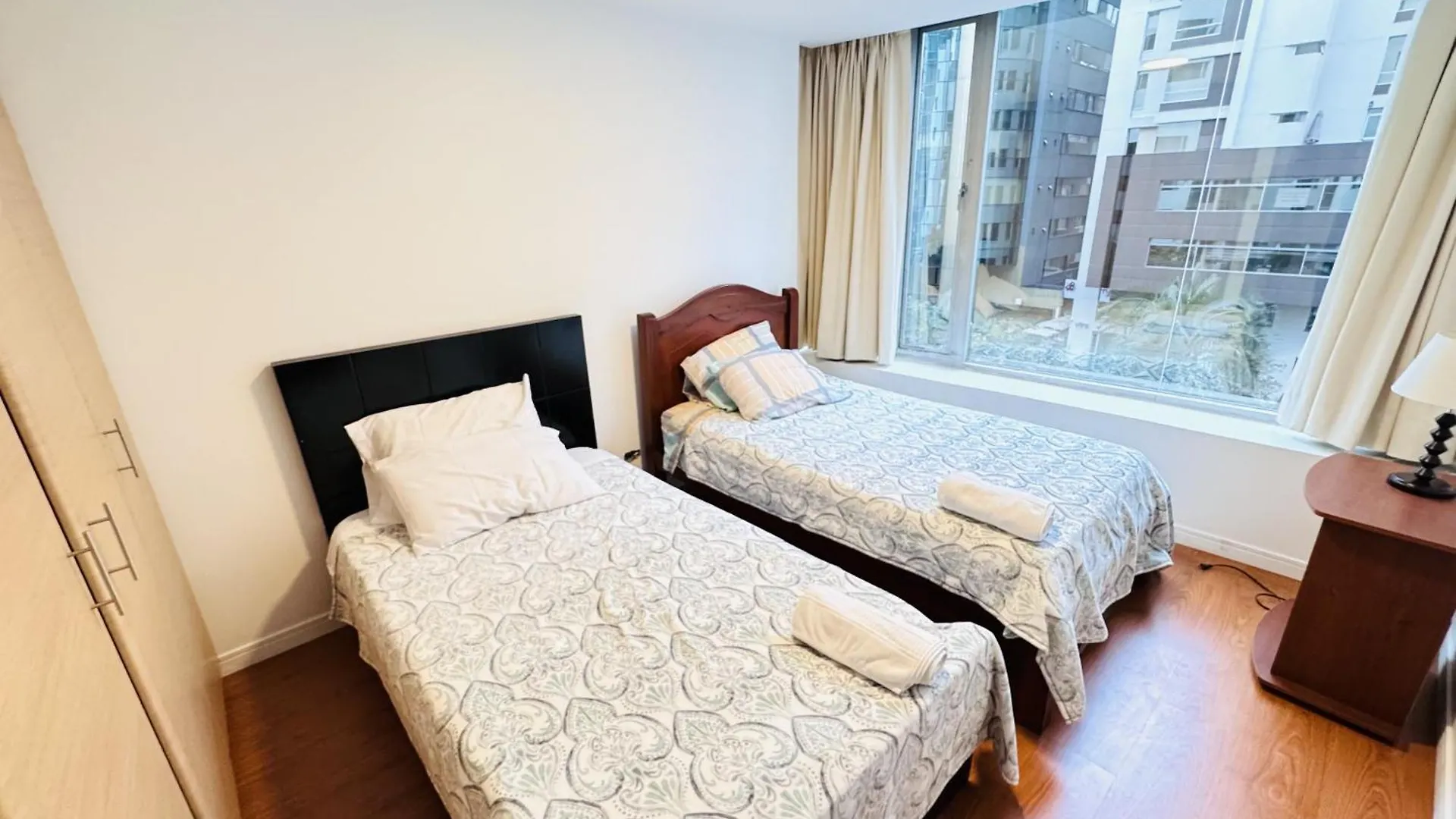 Departamento Amplio Para Familias, De Lujo 3 Habitaciones, 4 Banos, 6 Camas, 10 Personas, Wifi, 2 Parqueaderos Republica De El Salvador Plaza Kendo Quito 0*,  Ekwador