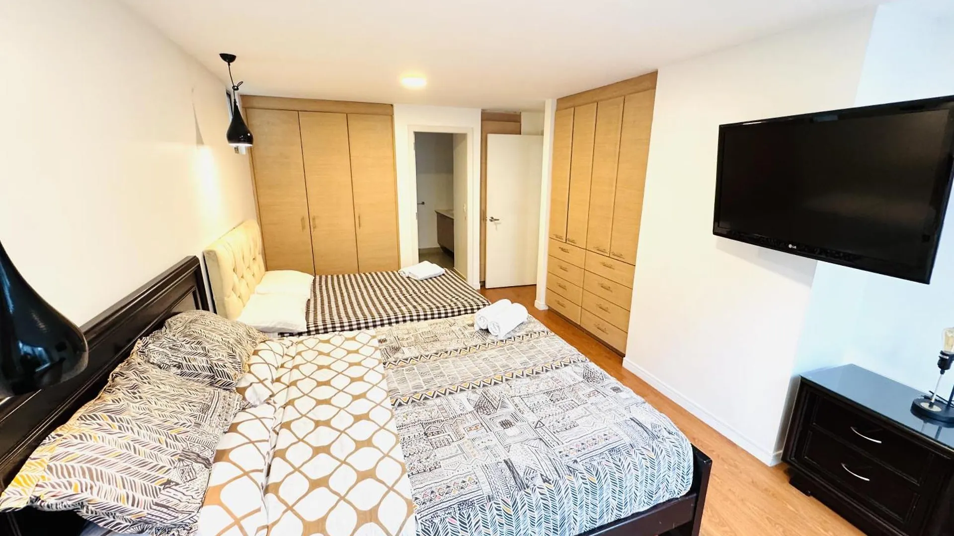 Apartament Departamento Amplio Para Familias, De Lujo 3 Habitaciones, 4 Banos, 6 Camas, 10 Personas, Wifi, 2 Parqueaderos Republica De El Salvador Plaza Kendo Quito