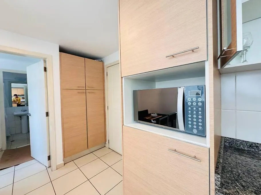 Departamento Amplio Para Familias, De Lujo 3 Habitaciones, 4 Banos, 6 Camas, 10 Personas, Wifi, 2 Parqueaderos Republica De El Salvador Plaza Kendo Quito 0*,