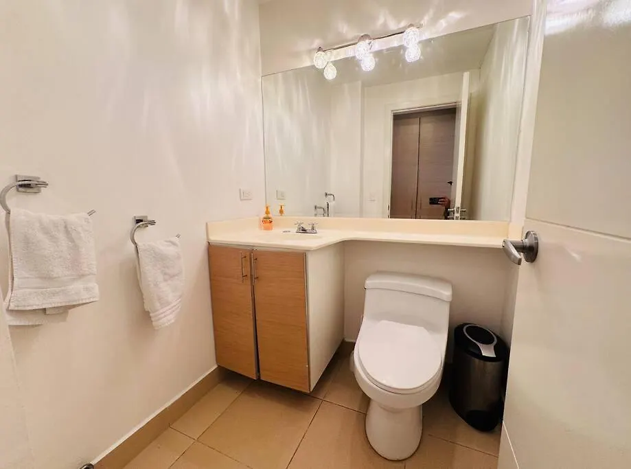 Apartament Departamento Amplio Para Familias, De Lujo 3 Habitaciones, 4 Banos, 6 Camas, 10 Personas, Wifi, 2 Parqueaderos Republica De El Salvador Plaza Kendo Quito